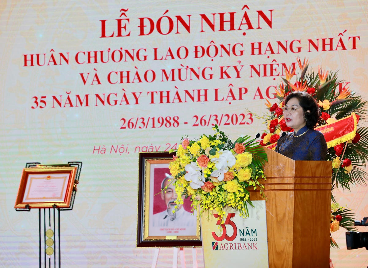 Ủy viên Trung ương Đảng, Thống đốc Ngân hàng Nhà nước Việt Nam Nguyễn Thị Hồng phát biểu tại buỗi lễ.