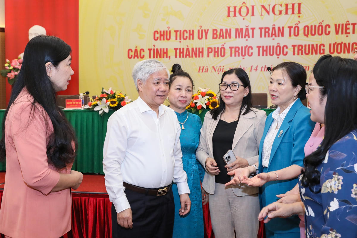 Chủ tịch Đỗ Văn Chiến trao đổi bên lề cùng các đại biểu tham dự Hội nghị. Ảnh: Quang Vinh. 