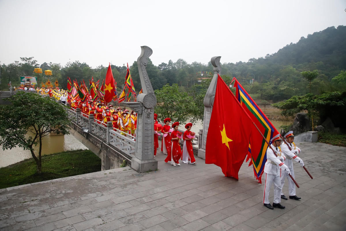 Đoàn rước lễ đang tiến vào đền...