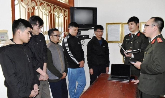 5 người này đã thiết lập đường dây đánh bạc thông qua các website.