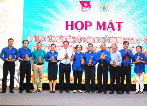 Tặng quà lưu niệm cho Ban liên lạc Cựu cán bộ đoàn phía Nam và Ban liên lạc Cựu cán bộ đoàn Khu VI tại buổi lễ gặp mặt.