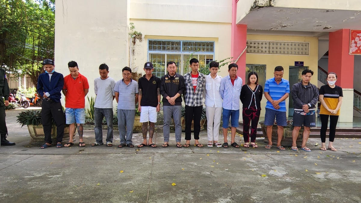 Các đối tượng trong đường dây cá độ bóng đá khủng. 