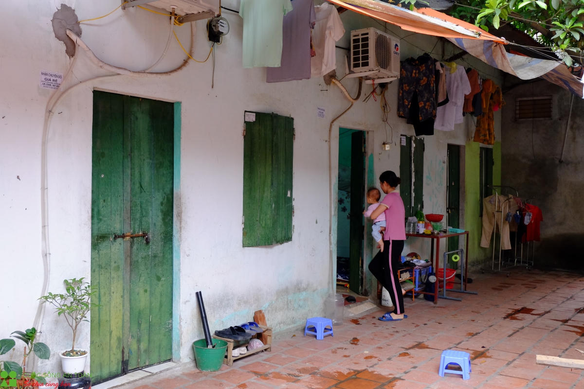 Nhiều công nhân lao động vẫn phải sống trong các khu nhà trọ tuềnh toàng. Ảnh: Ý Yên.