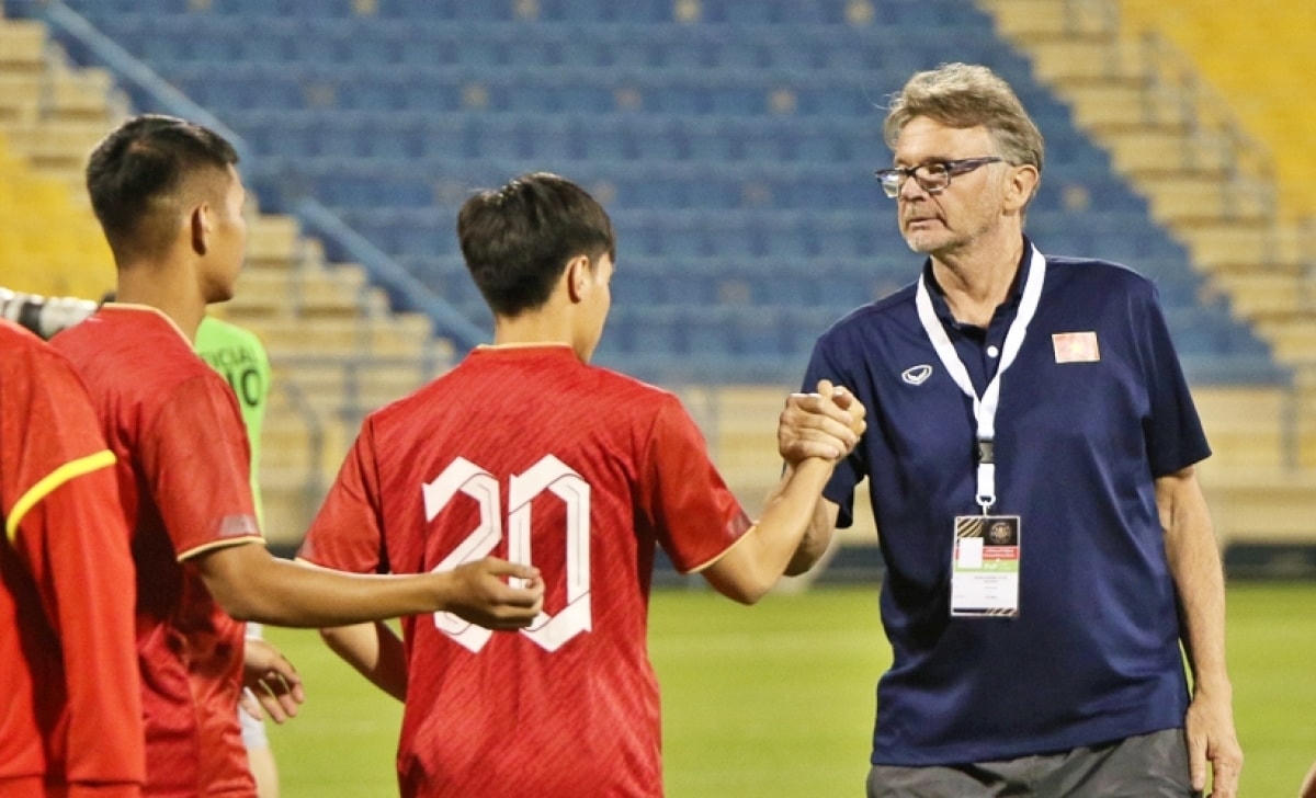 HLV Philippe Troussier động viên các cầu thủ U22 Việt Nam tại SEA Games 32. Ảnh: VFF.