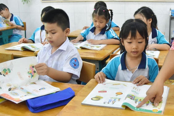Việc đánh giá học sinh cần chuyển dần từ hình thức đánh giá kiến thức, kỹ năng sang năng lực và phẩm chất người học.