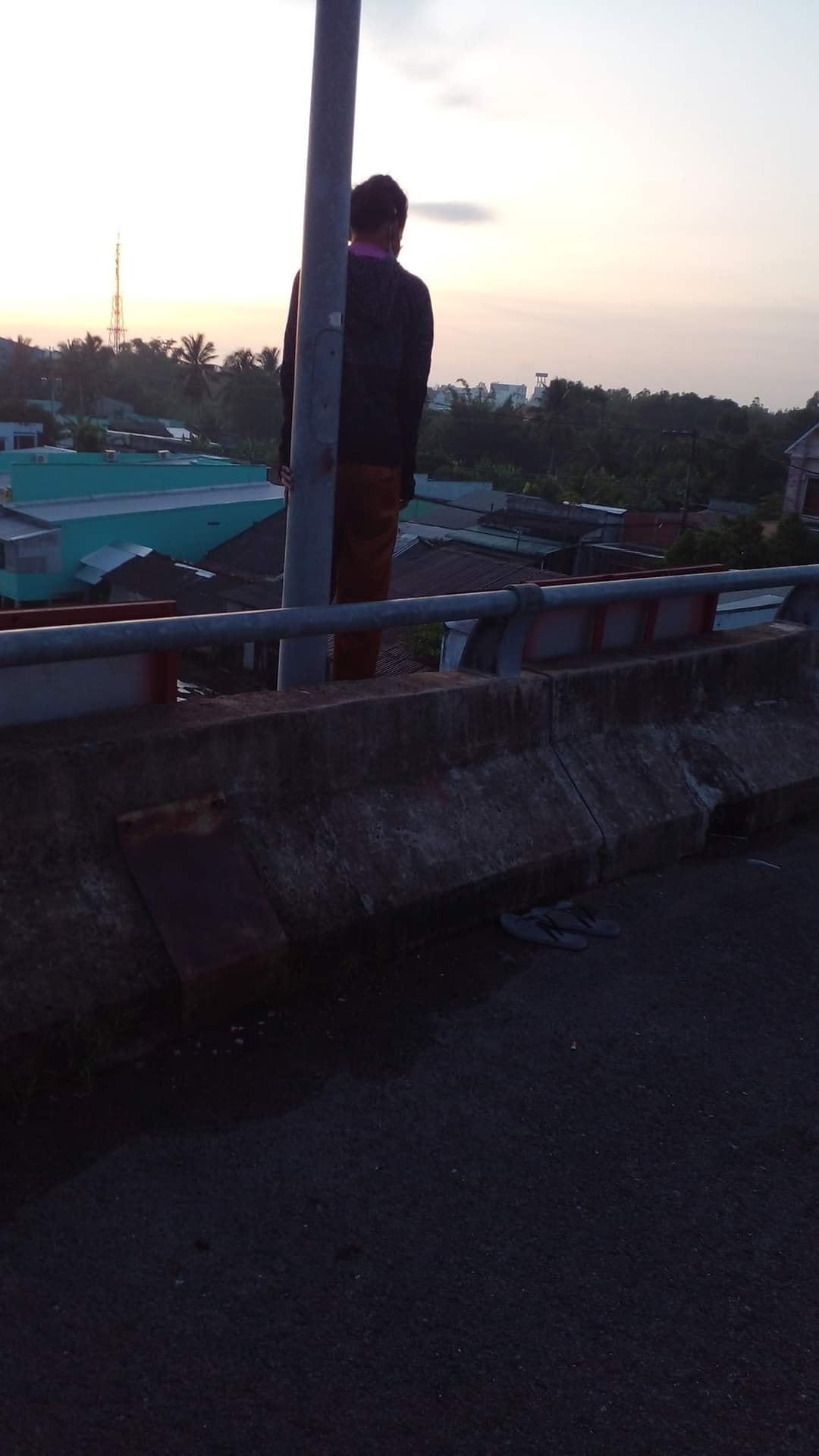 Đối tượng Nguyễn Ngọc Lam giả vờ nhảy cầu.