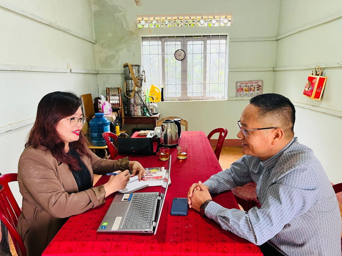 Phóng viên Báo Đại Đoàn Kết làm việc với ông Nguyễn Đức Hùng, Hiệu trưởng Trường tiểu học Y Jút.