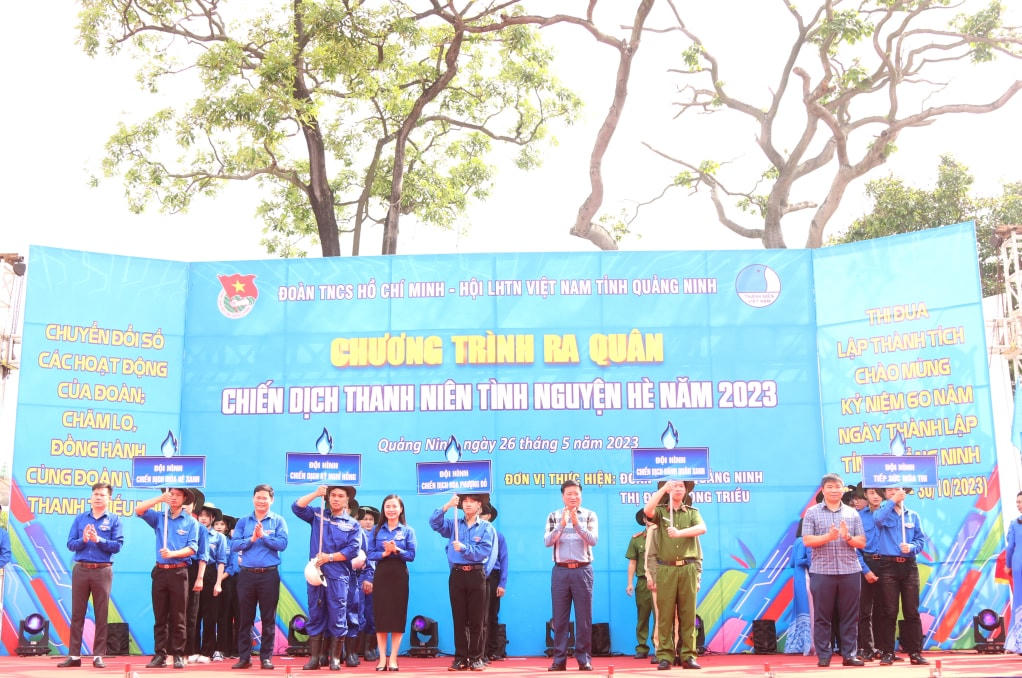 Các đại biểu tặng quà, động viên các đội các đội hình chiến dịch thành phần. Ảnh: QMG