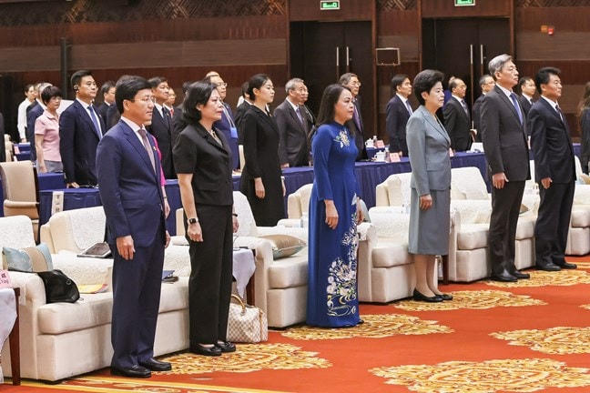 Phó Chủ tịch - Tổng Thư ký Ủy ban Trung ương Mặt trận Tổ quốc Việt Nam Nguyễn Thị Thu Hà và Phó Chủ tịch Chính hiệp toàn quốc Trung Quốc Hàm Huy cùng các đại biểu tại Lễ khai mạc.