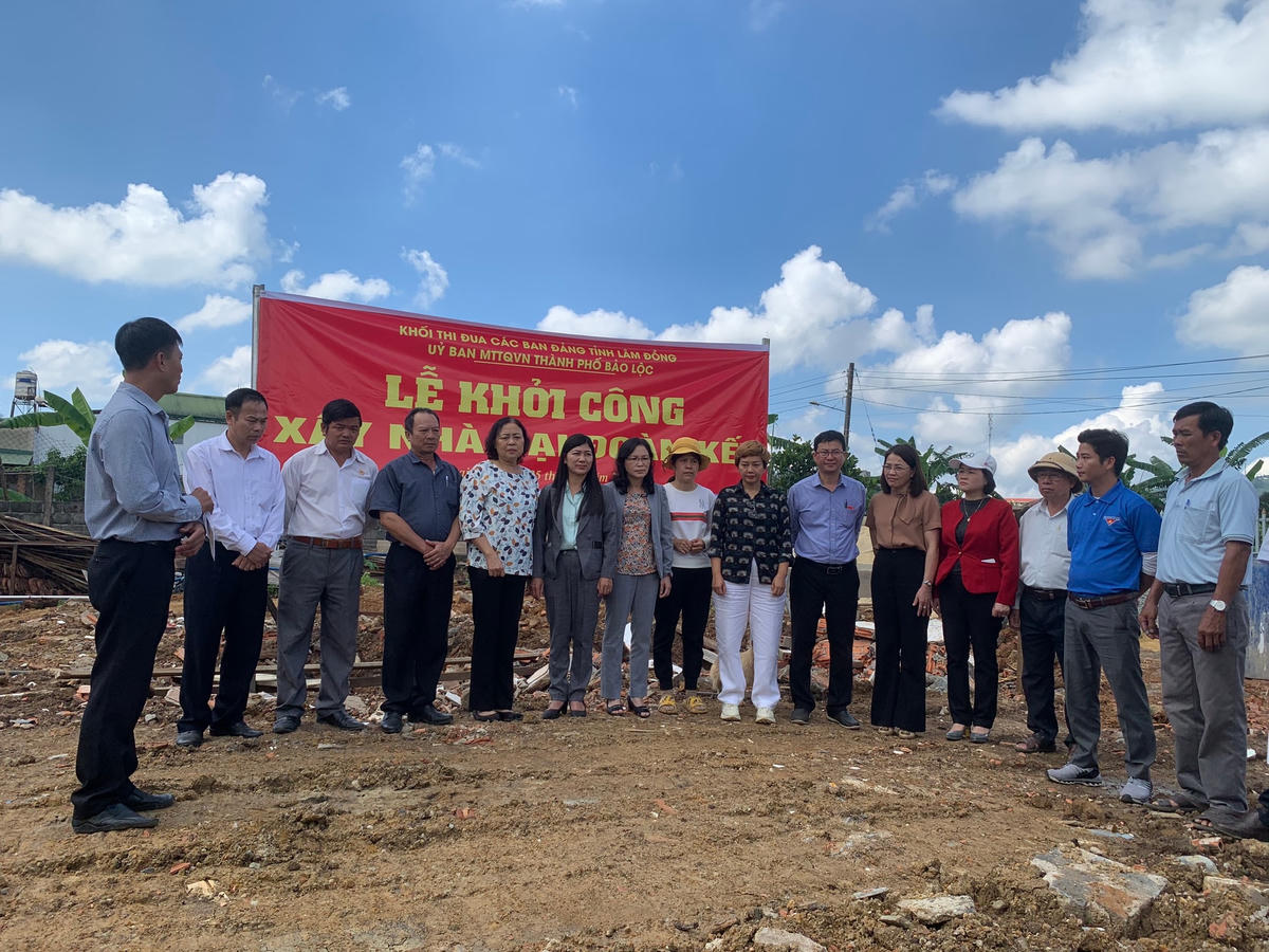Khối Ban Đảng tỉnh Lâm Đồng phối hợp với UBND, Ủy ban MTTQ Việt Nam xã Đại Lào, TP Bảo Lộc đã đứng ra kêu gọi nguồn tài trợ xây nhà đại đoàn kết tặng cho bà con nghèo