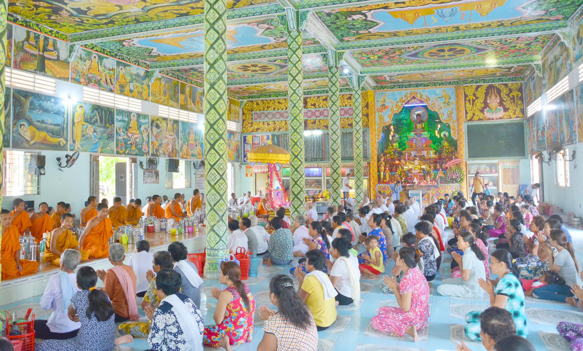 Sư sãi chùa Xiêm Cán và đồng bào Khmer sinh hoạt tín ngưỡng trong dịp tết Chôl Chnăm Thmây.