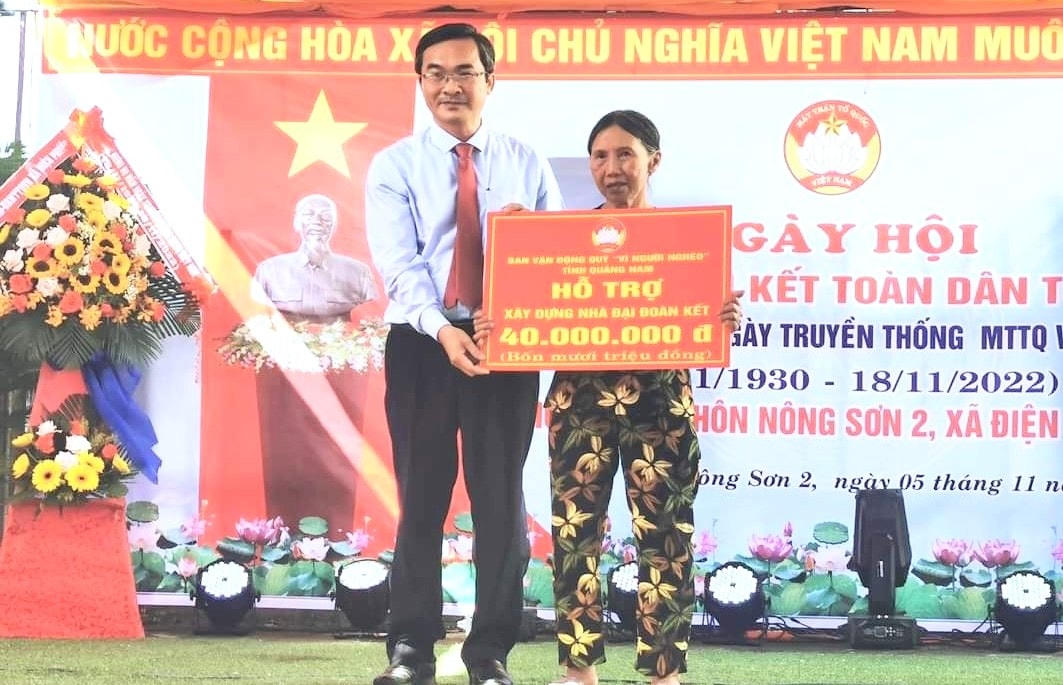 Tặng nhà Đại đoàn kết cho người nghèo ở thôn Nông Sơn 2.