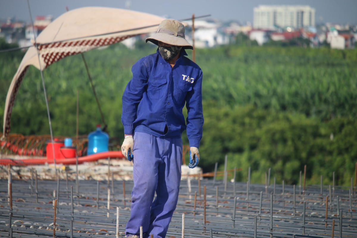 Không chỉ là những tiểu thương, tại công trình cầu Vĩnh Tuy 2, các công nhân cũng đang phải từng giờ chống chọi với nắng nóng.