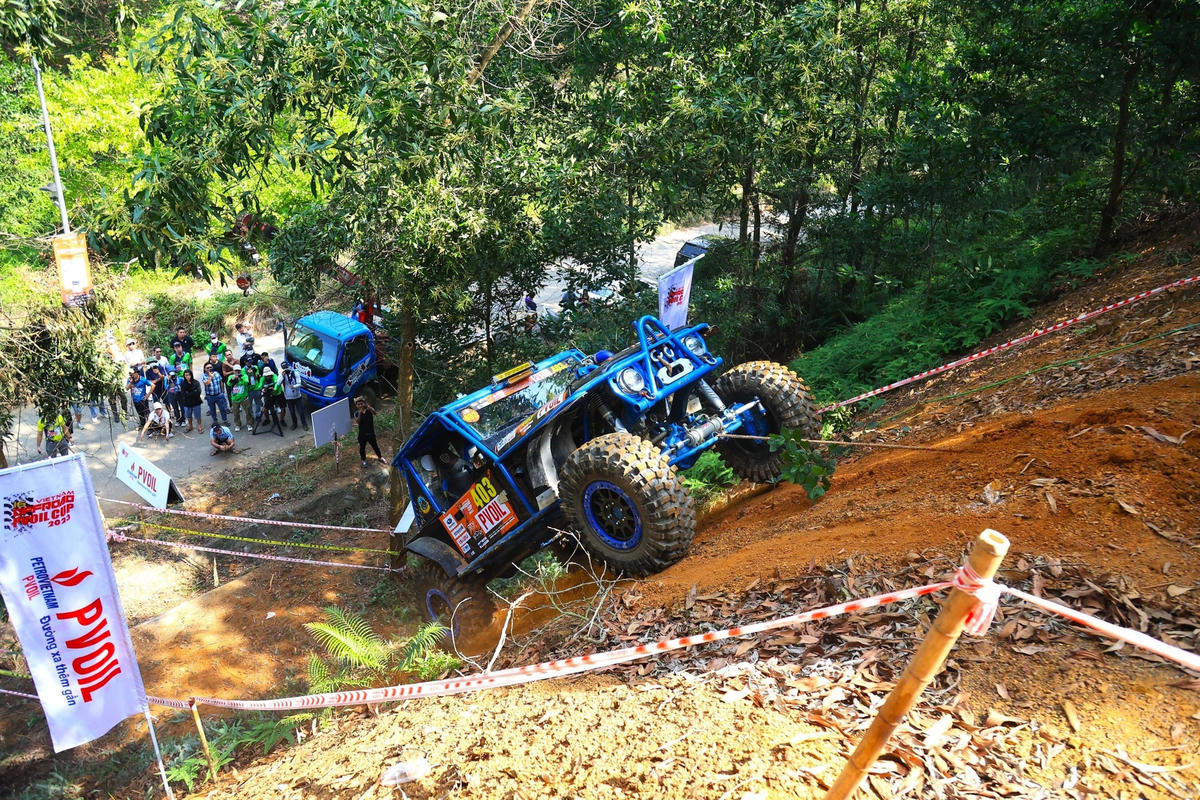 Những chiếc ô tô địa hình thể hiện kỹ năng leo trèo và cả đua tốc độ trên địa hình đất đồi.