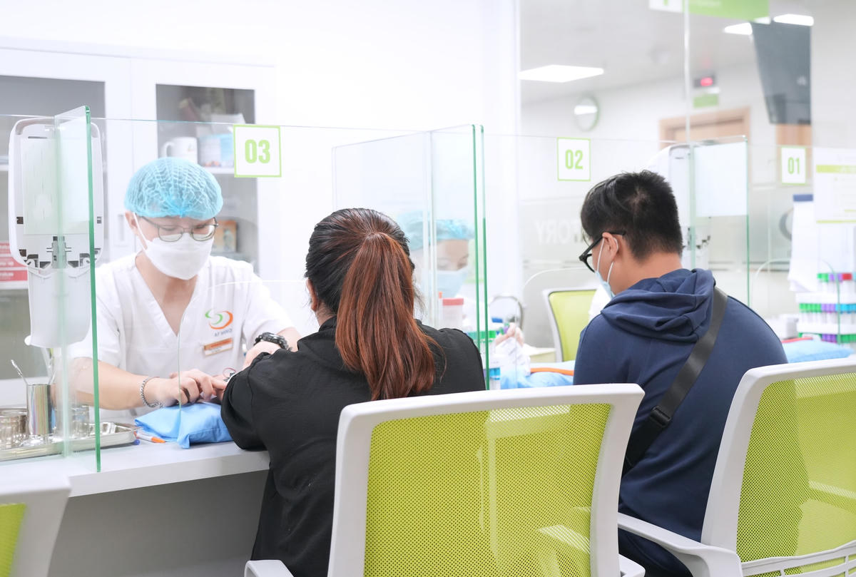 Tư vấn, khám sức khỏe cho các cặp vợ chồng hiếm muộn.