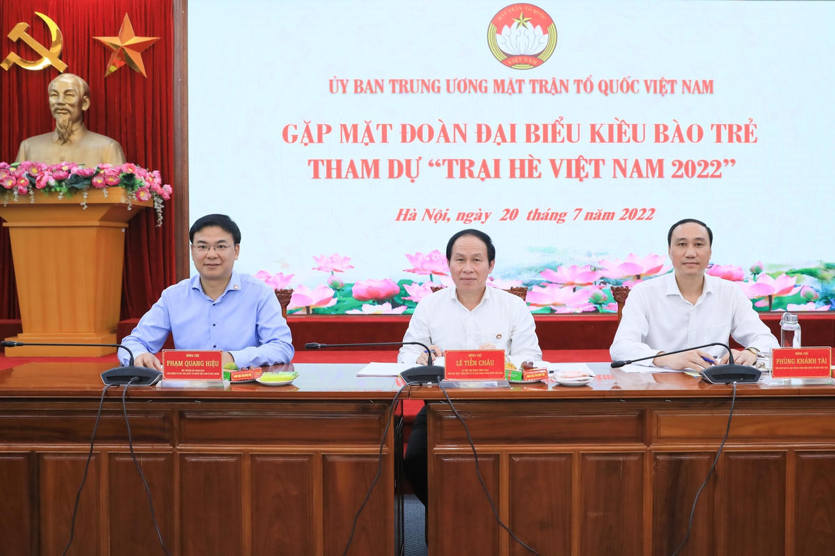 Phó Chủ tịch - Tổng Thư ký Lê Tiến Châu chủ trì và tham dự buổi gặp mặt.