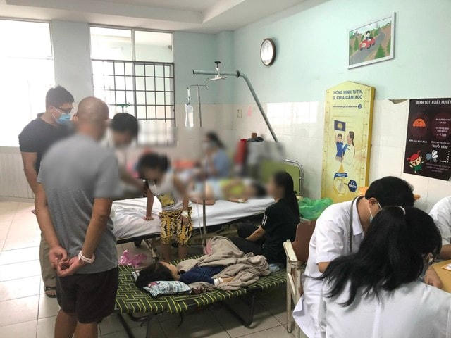 Sau khi ăn bữa trưa ngày 17/11 ở Trường Ischool Nha Trang, hàng loạt học sinh đã nhập viện.  