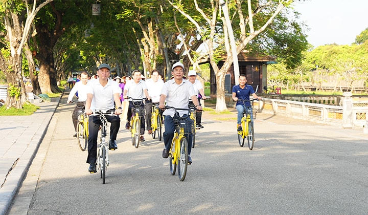 Lãnh đạo tỉnh Thừa Thiên - Huế hưởng ứng Ngày Xe đạp thế giới. Ảnh: N.H.