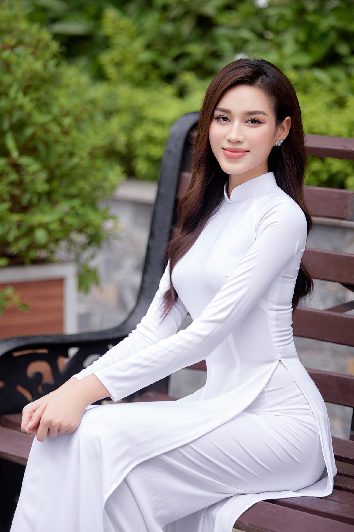 Hoa hậu Đỗ Thị Hà ghi điểm khi diện áo dài trắng. 