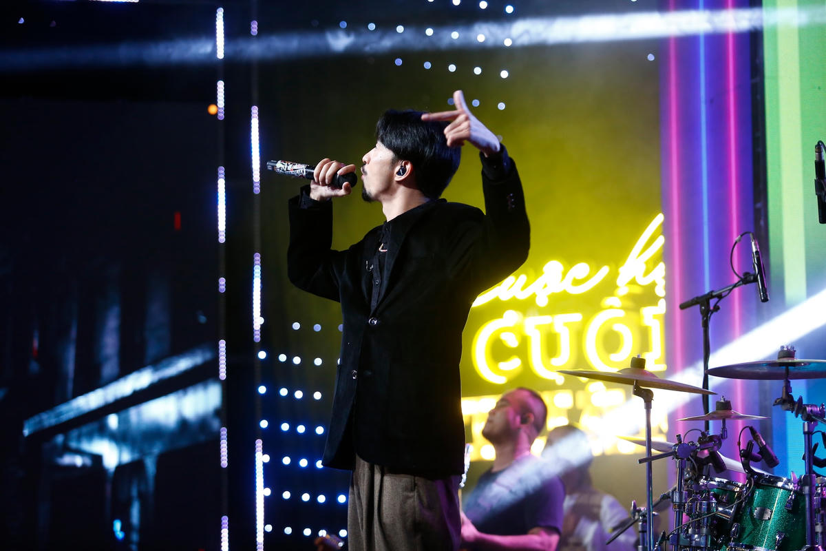 Đen Vâu “xử êm” thử thách của ê kíp: Rap "Ngày lang thang" trên nền nhạc đệm đàn nguyệt.