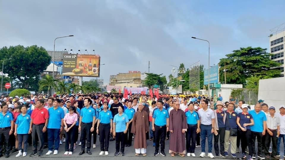 Lãnh đạo UBND, Mặt trận TPHCM và những người tham gia thực hiện nghi thức tại lễ khai mạc Chương trình đi bộ.