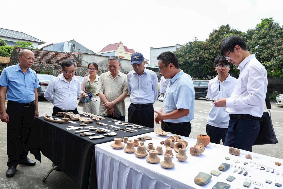 Đối với dị vật thu được, rất đa dạng về loại hình và phong phú về số lượng với các chất liệu như đá, gốm, xương, vỏ nhuyễn thể. Đồ đá phát hiện được các loại hình bàn mài, rìu, bôn, đục, cưa, chì lưới, thanh đá được mài nhẵn, dao, đồ trang sức. Ảnh: Đình Minh 