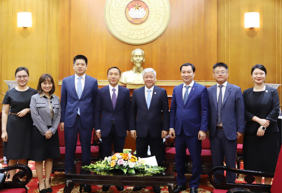 Chủ tịch UBTƯ MTTQ Việt Nam Đỗ Văn Chiến chụp ảnh lưu niệm cùng các đại biểu.