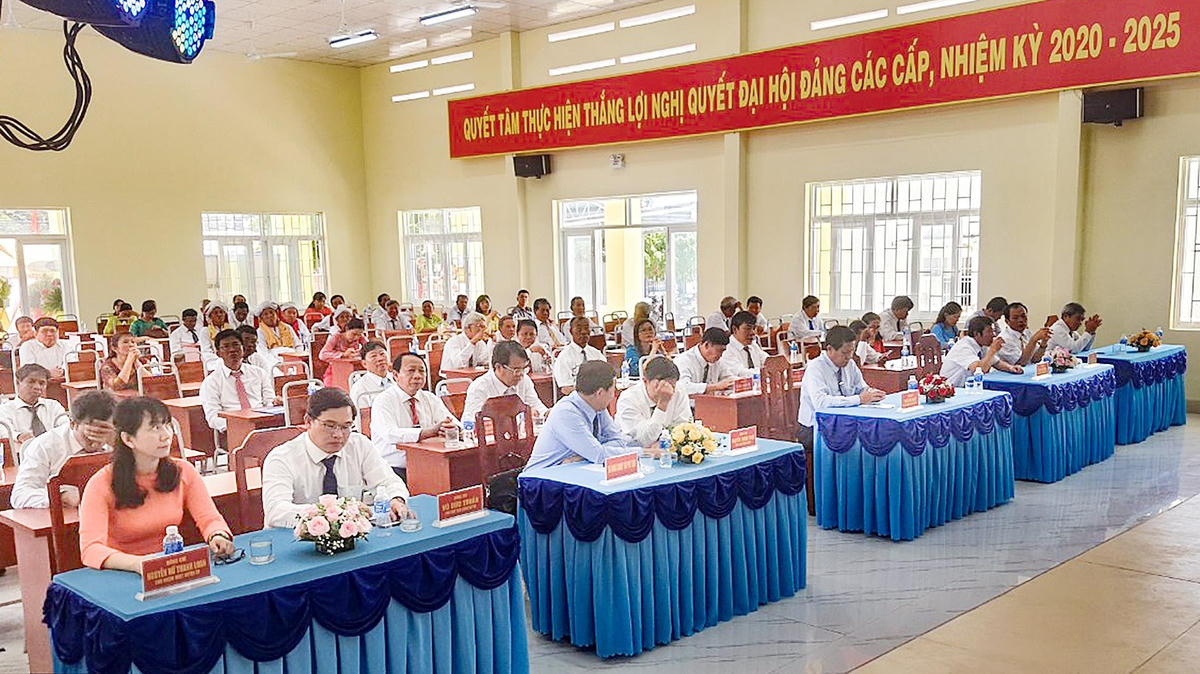 Các đại biểu tham dự buổi lễ.