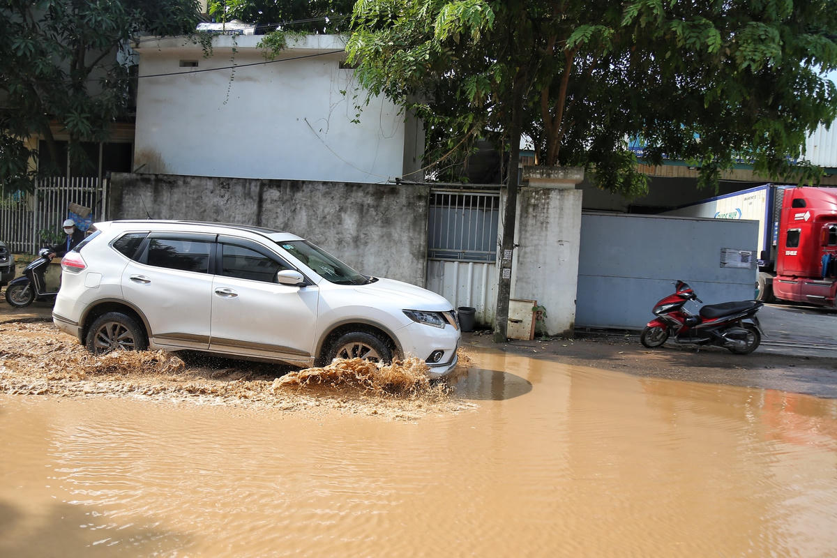 Anh Nguyễn Văn Linh, trú tại xã Phụng Châu chia sẻ: “Ngày nào tôi cũng đi qua đoạn đường này để đi làm, song, mỗi lần qua đây đều là một cực hình. Hàng trăm hố lớn nhỏ, một số hố còn sâu tới 30 cm do đó chỉ cần lơ là một chút là xảy ra tai nạn giao thông ngay.
