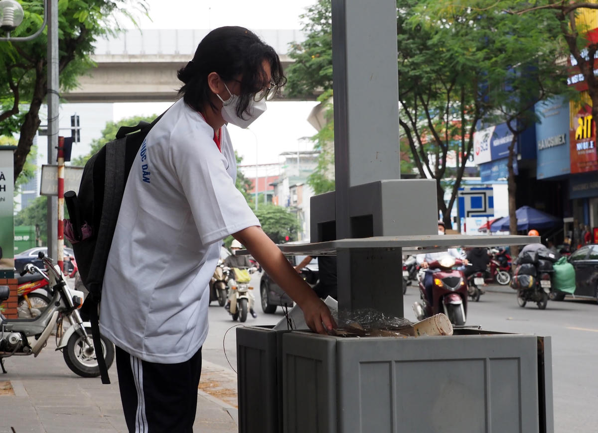 Nguyễn Thị Tuyết - sinh viên Trường Đại học Kinh tế Quốc dân bỏ túi rác vào thùng đựng “rác tái chế”.