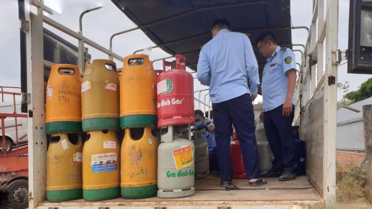 Lực lượng quản lý thị trường TP HCM kiểm tra các xe ô tô tải chở gas.
