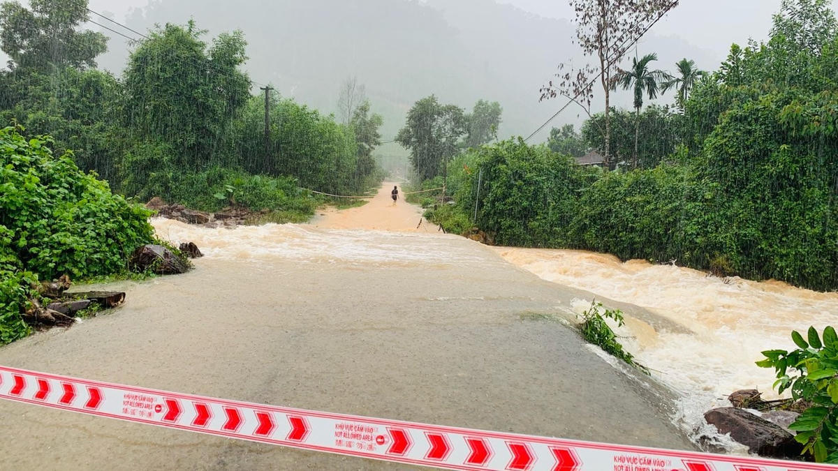 Lực lượng chức năng tiến hành rào chắn những tuyến đường bị ngập sâu, để đảm bảo an toàn cho người dân Ảnh: CTV.