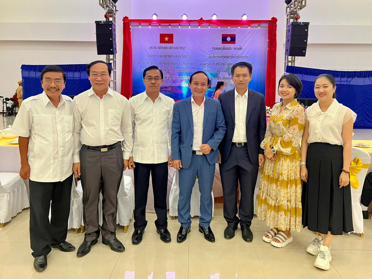 Ông Võ Xuân Ca, Chủ tịch Ủy ban MTTQ Việt Nam tỉnh Quảng Nam (thứ 2, trái vào); ông Phạm Quốc Hùng, Phó Chủ tịch Thường trực HHDN tỉnh Quảng Nam (áo xanh) chụp ảnh lưu niệm với lãnh đạo tỉnh Sê Koong.