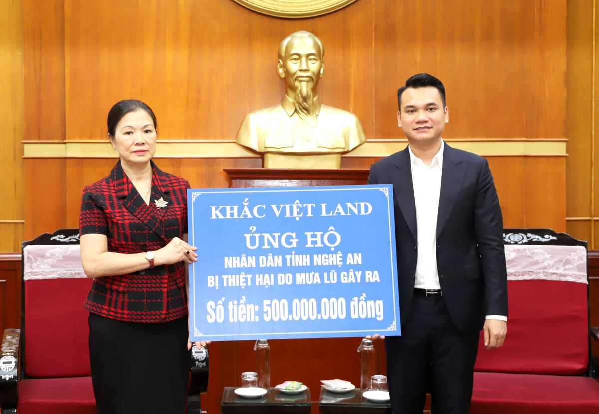 Phó Chủ tịch Trương Thị Ngọc Ánh tiếp nhận ủng hộ từ ca sĩ, nhạc sĩ Khắc Việt - Chủ tịch HĐQT Công ty Khắc Việt Land.