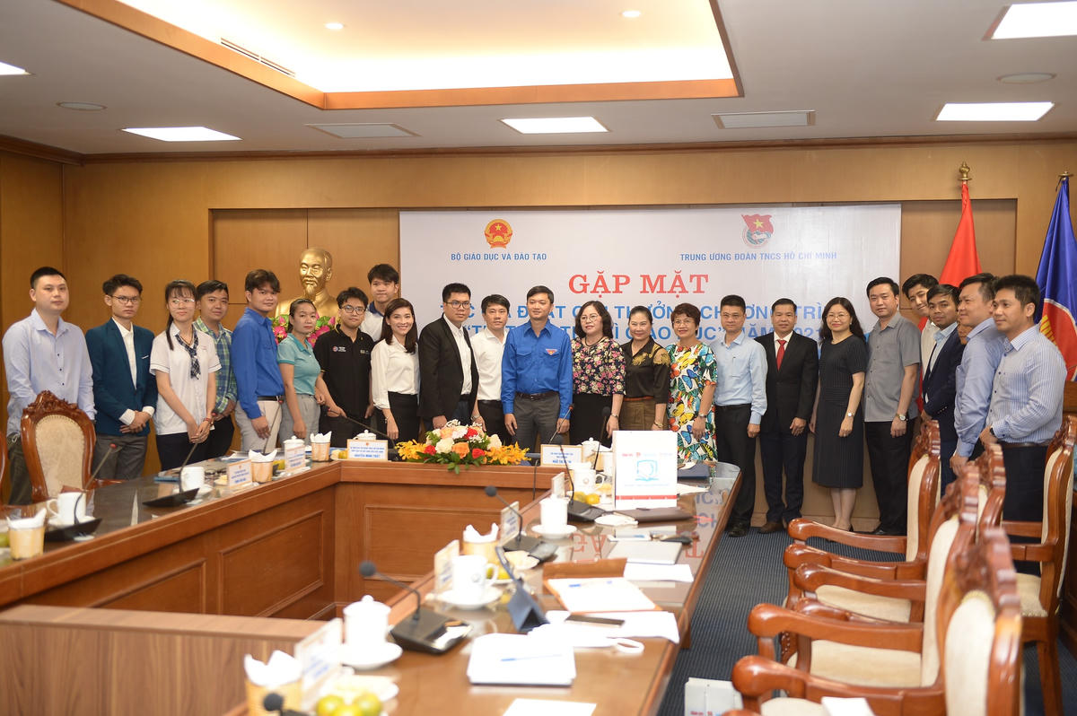 Bộ GDĐT gặp mặt các tác giả, nhóm tác giả của 11 công trình, sáng kiến lọt vào vòng chung khảo Chương trình “Tri thức trẻ vì giáo dục” năm 2021.