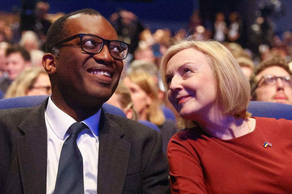 Cựu Bộ trưởng Tài Chính Anh Kwasi Kwarteng và Thủ tướng Liz Truss. Ảnh: AP.