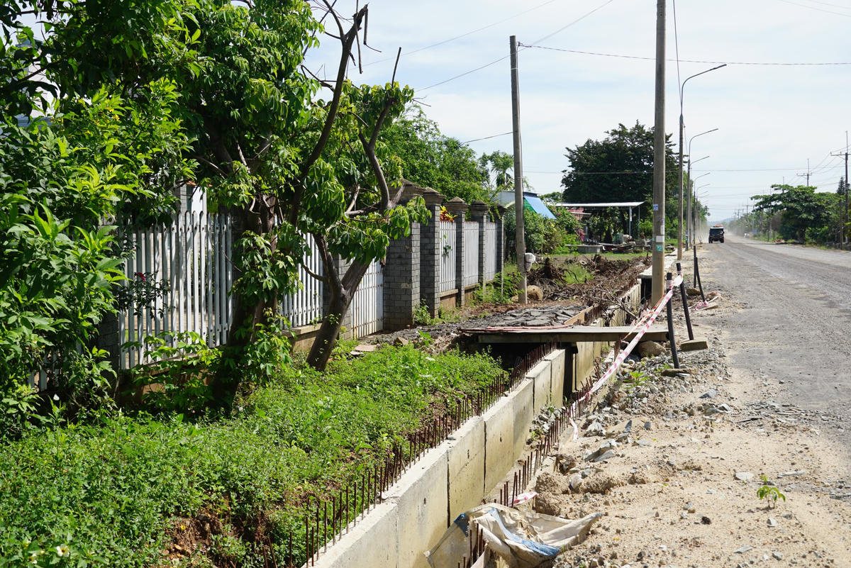 Hệ thống thoát nước trước nhiều nhà dân không có nắp đậy với sắt thép lổm nhổm rất nguy hiểm. Ảnh: Mạnh Thìn.