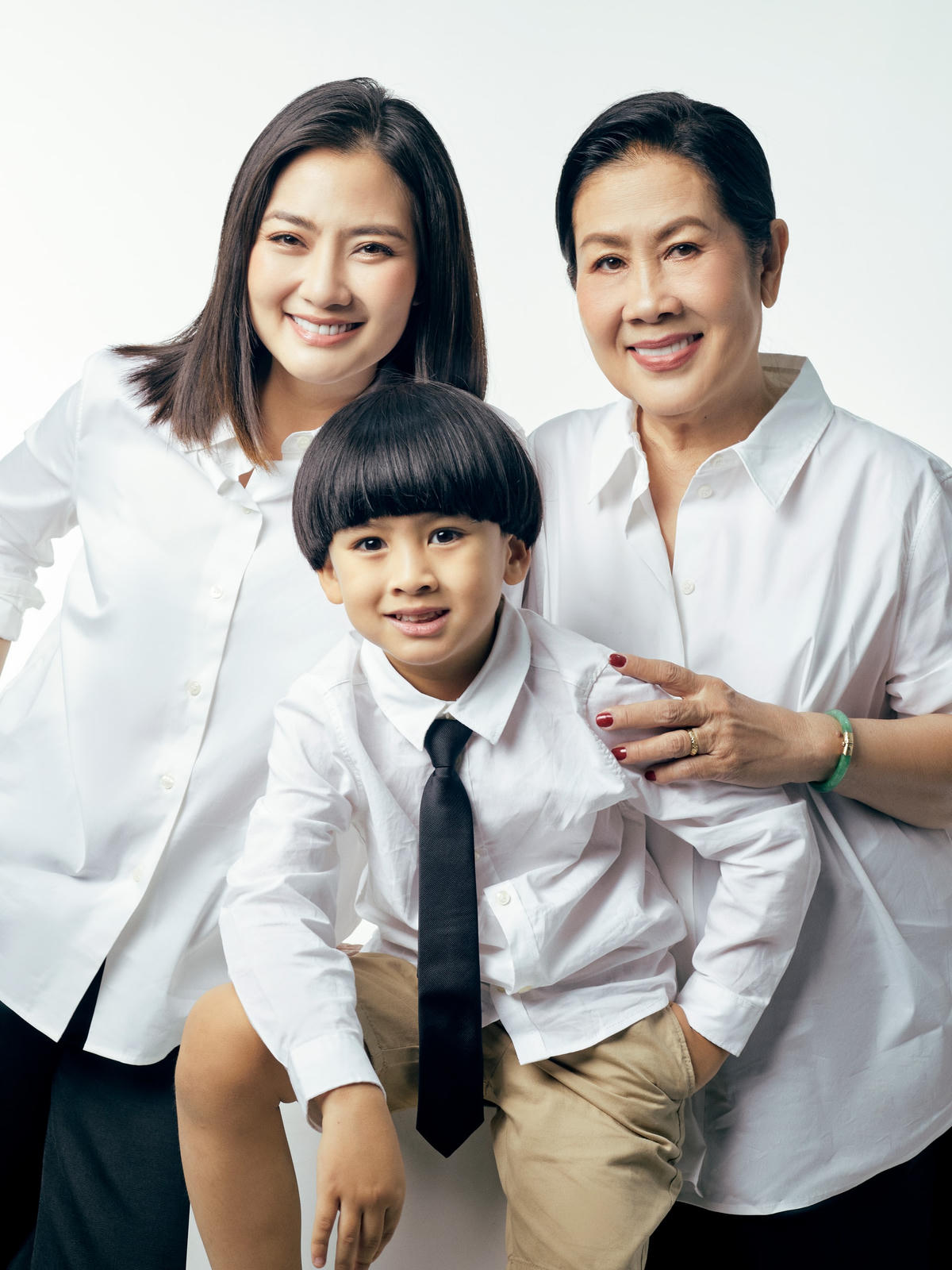 Bộ hình gia đình 3 thế hệ, trong đó có 2 người phụ nữ đều là mẹ đơn thân. Ảnh: NVCC. 