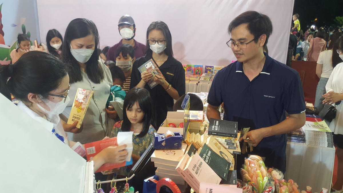 Nhiều phụ huynh trẻ “rút ví”, mua sách cho con ngay tại sự kiện, xem như một khoản “đầu tư” cho tri thức, thiết thực hành động “vì tương lai con em chúng ta”.