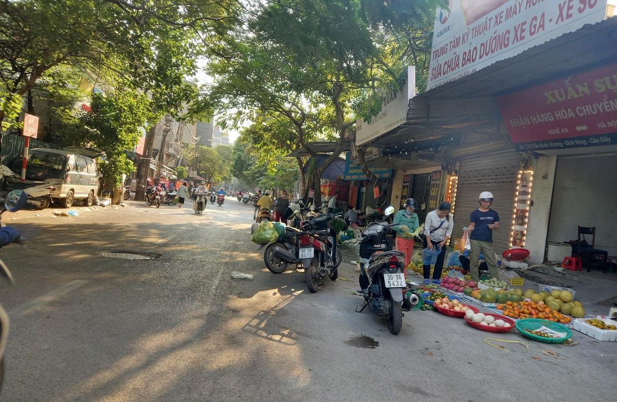 Bất chấp ‘biển cấm’ chợ cóc vẫn hoạt động nhộn nhịp trên đường Trần Quốc Vượng