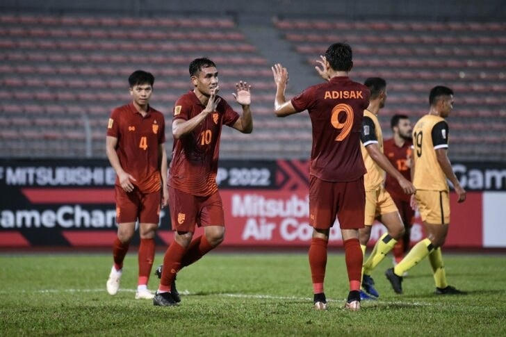 Kỷ lục gia của AFF Cup Teerasil Dangda (số 10) vẫn đang miệt mài cống hiến cho đội tuyển Thái Lan (Ảnh: Matichon).