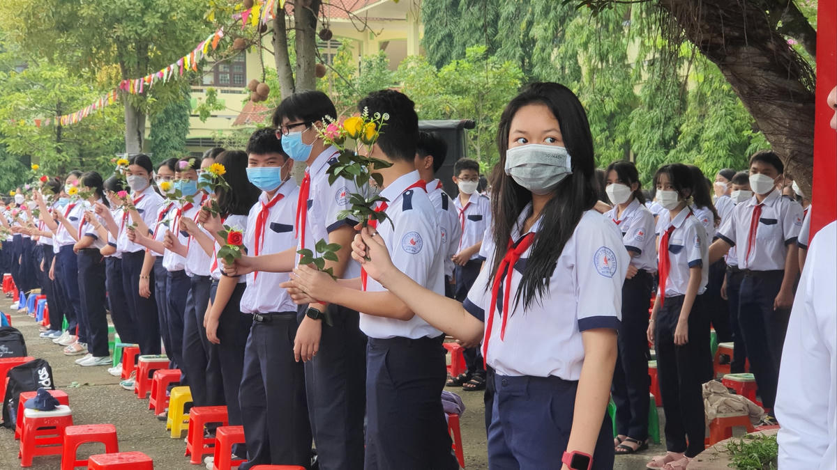 Chào học sinh đầu cấp tại Lễ khai giảng.