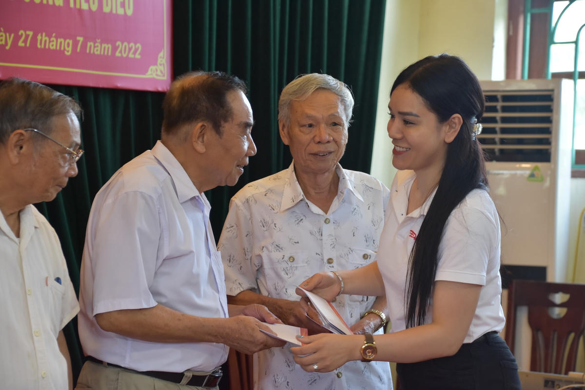 Trao những phần quà ý nghĩa đến tận tay những người có công với cách mạng.