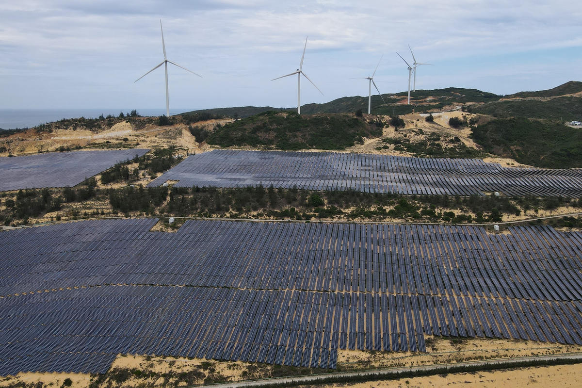 Phát triển điện mặt trời mái nhà là một trong những giải pháp quan trọng nhằm giảm thiểu nguy cơ thiếu điện đang hiện hữu. Ảnh: Quang Vinh.