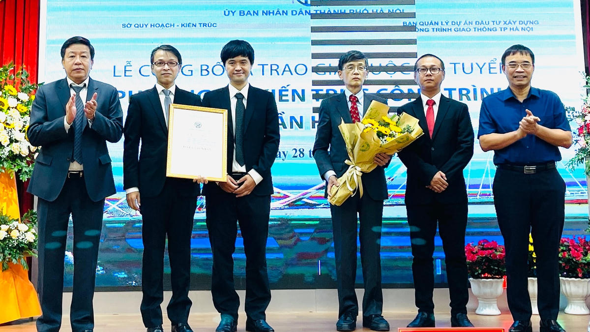 Phó Chủ tịch UBND TP Dương Đức Tuấn trao giải cho phương án thiết kế đạt giải Nhất.