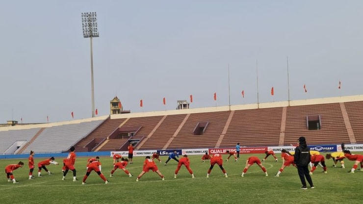 ĐT U20 nữ Việt Nam tập luyện trên sân Việt Trì. Ảnh: VFF.   