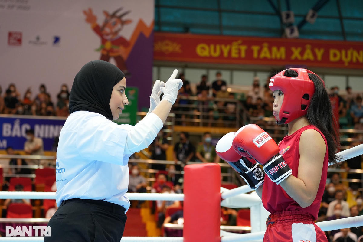 Kịch tính võ sĩ kickboxing Việt Nam đấm bay mũ đối thủ tại SEA Games 31