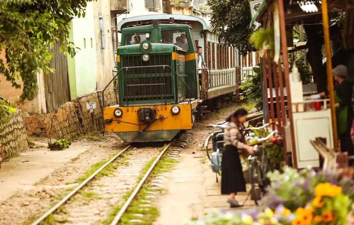Đoàn tàu cũ trên đường ray gần ga Trại Mát (Đà Lạt), là bối cảnh trong phim “Tháng Năm rực rỡ”. Nguồn: Traveloka VN.