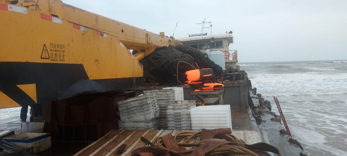 Trên tàu còn có 1 chiếc cần cẩu.