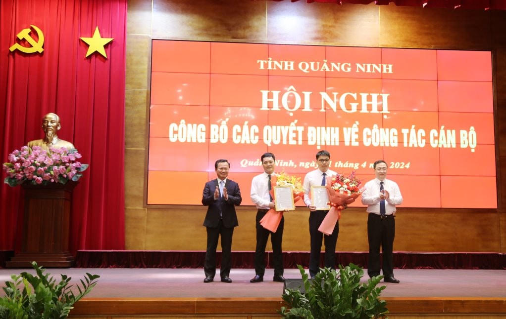 Lãnh đạo tỉnh Quảng Ninh trao quyết định và chúc mừng các ông Phạm Thành Trung, Phó Giám đốc Sở Xây dựng; ông Bùi Tuấn Anh, Phó Giám đốc Sở Kế hoạch và Đầu tư.